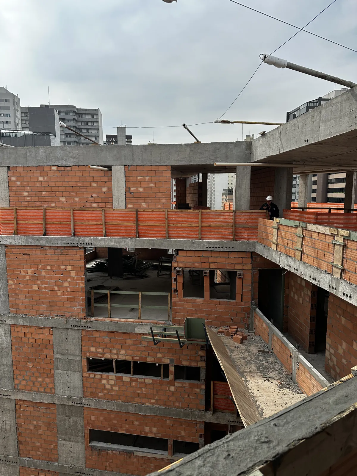 Estrutura — Alvenaria de bloco subindo pavimento por pavimento.