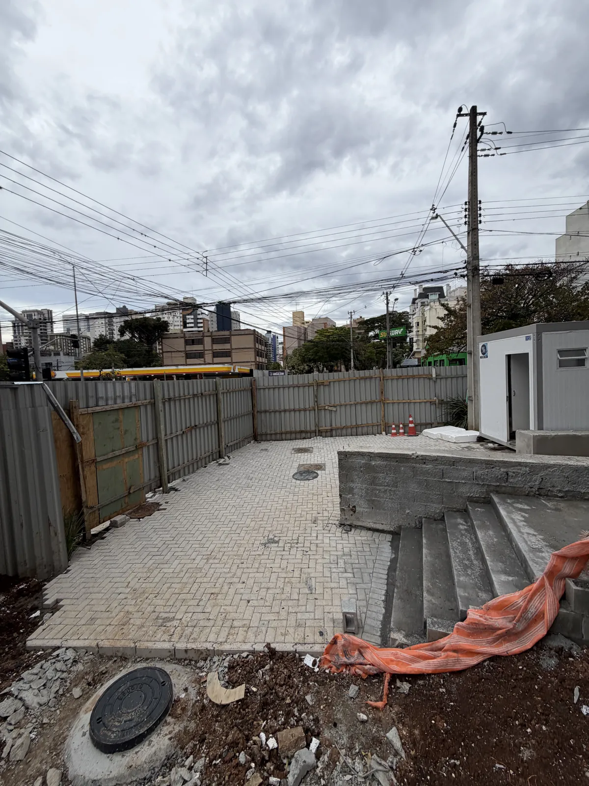 Acabamento — Área externa pronta, piso assentado e entorno organizado.