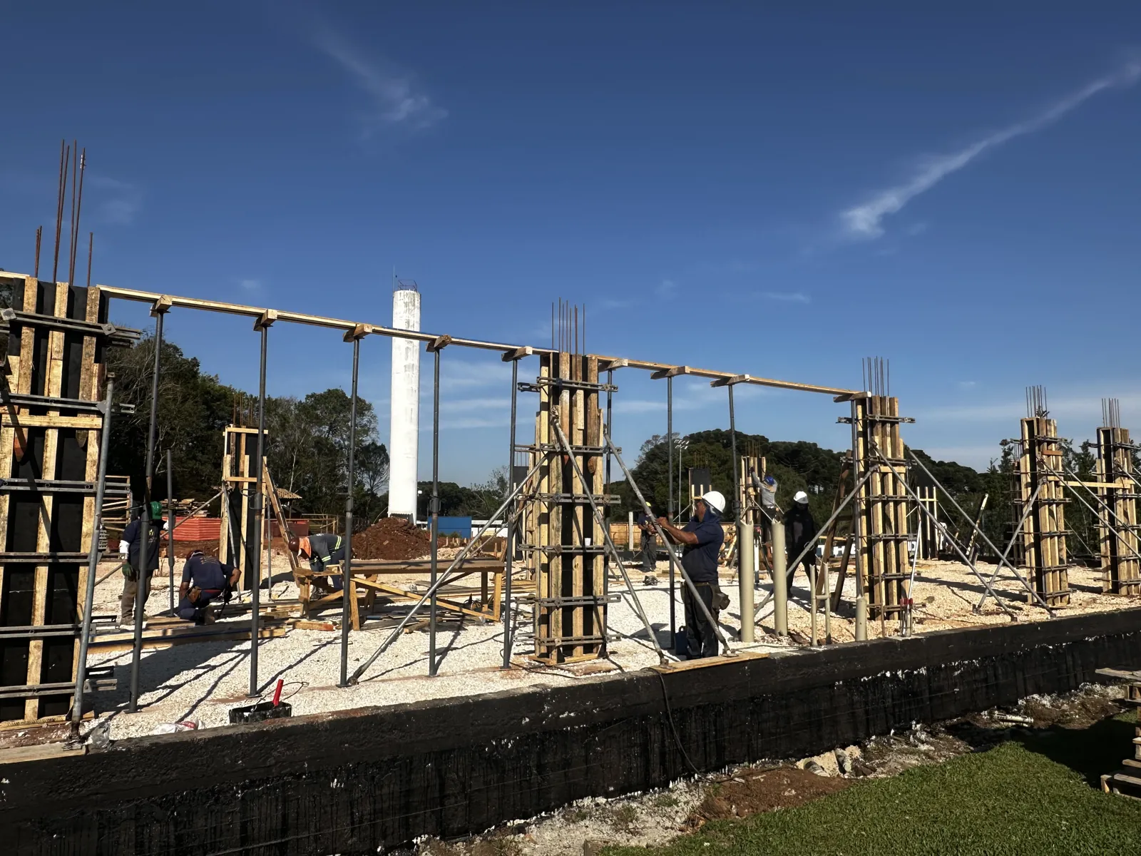 Pilares — Pilares tomando forma — armação e escoramento montados pela equipe.