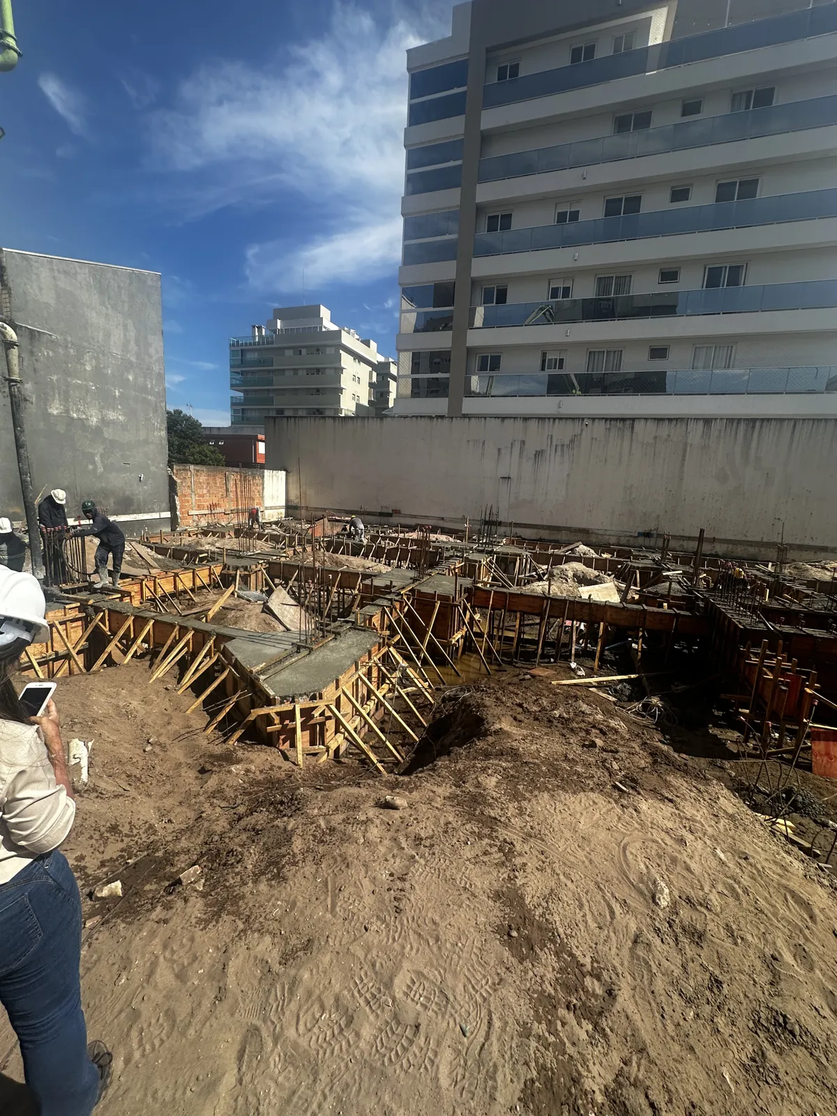 Fundação — Fôrma e armadura no começo da obra.