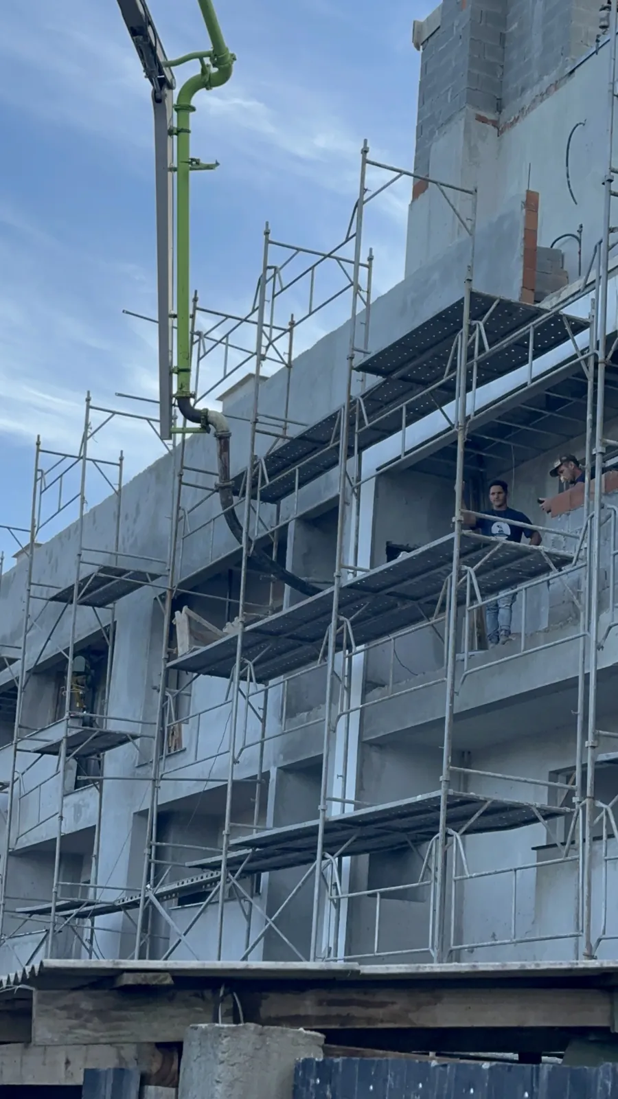 Estrutura — A estrutura subindo, fachada em andaime.