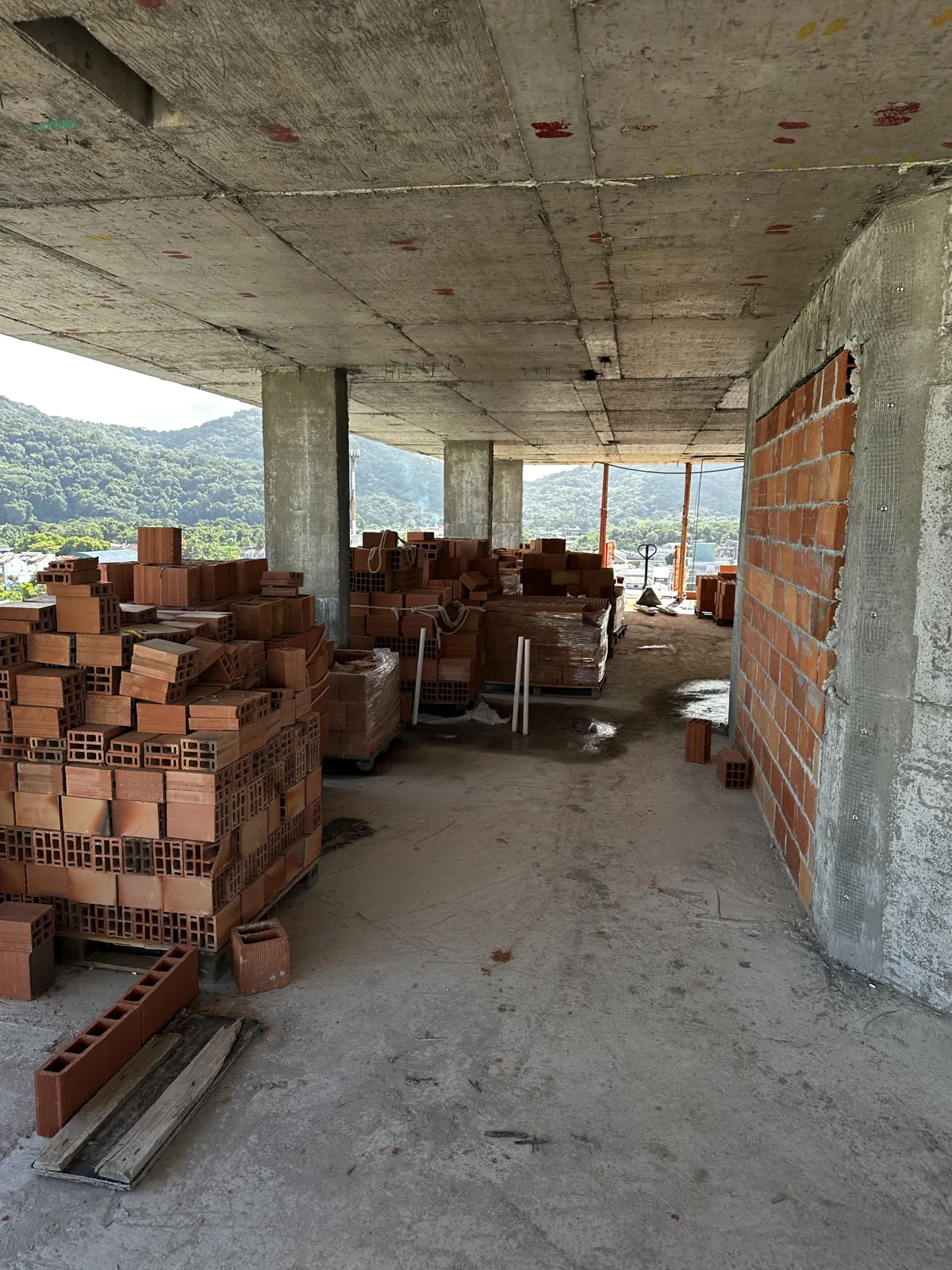 Estrutura — Laje e pilares prontos, material posicionado — o esqueleto do pavimento ganha forma.
