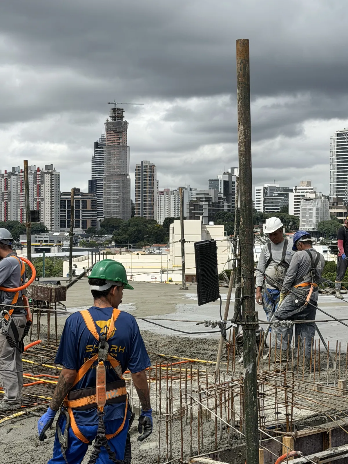 Altura — Trabalho em altura é com cinto travado, sempre. Segurança da equipe vem antes de tudo.